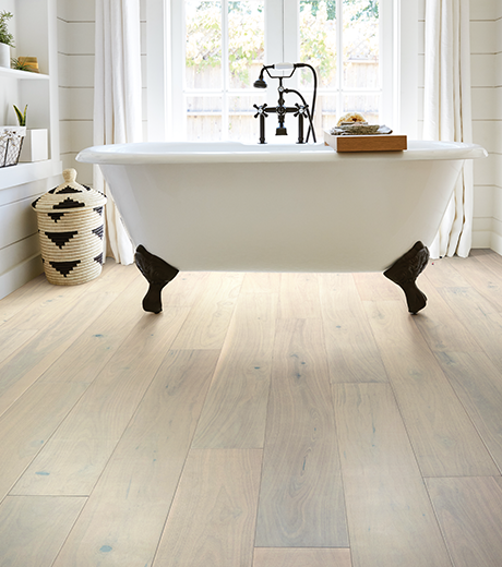 Bathtub on waterproof LVP flooring from Solano Carpet in Fairfield, CA